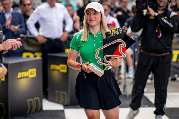 Bahnrad-Weltmeisterin Emma Hinze überreichte den DTM-Pokal an Ricardo Feller