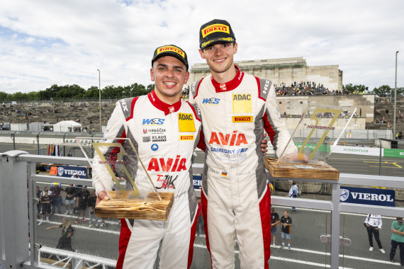 Josef Knopp (li.) und Finn Zulauf mit Pokal in Nürnberg