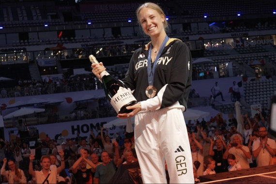 Footage vom sogenannten Medal Walk und dem anschließenden Bühnentalk mit Isabel Gose, die zu Bronze über 1.500 Meter schwamm.