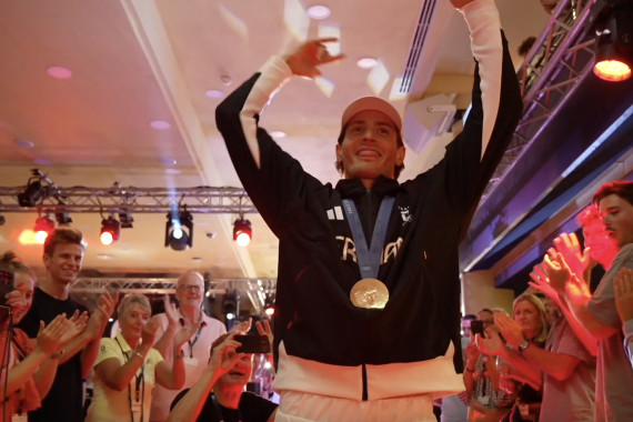 Footage vom sogenannten Medal Walk und dem anschließenden Bühnentalk mit dem Kanuten Noah Hegge, der im Crossrennen von Paris Bronze gewann.