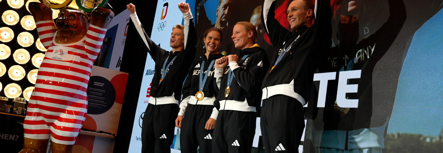 Goldener Moment: Die Olympiasieger im Triathlon-Mixed feiern im Deutschen Haus