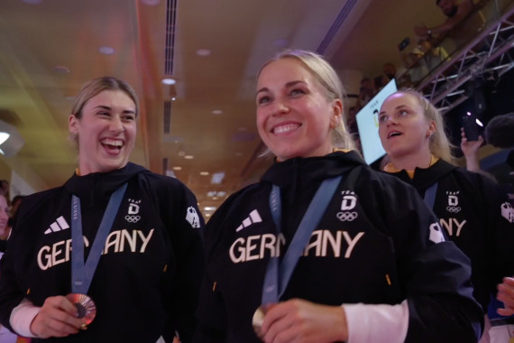 Footage vom sogenannten Medal Walk und dem anschließenden Bühnentalk mit den Bronzemedaillengewinnerinnen Emma Hinze, Lea Sophie Friedrich und Pauline Grabosch.