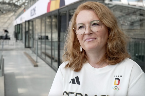 Im Interview spricht Claudia Wagner, Geschäftsführerin Deutsche Sport Marketing, u.a. über die besondere Bedeutung der Olympischen Spiele in Paris mit Zuschauern und Fans sowie die einzigartige Location des Deutschen Hauses und das Gemeinschaftsgefühl des Team D.