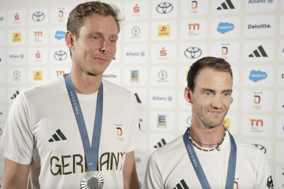 Im Interview sprechen die Beachvolleyballer und Silbermedaillengewinner Nils Ehlers und Clemens Wickler u.a. über ihr Leistung bei den Olympischen Spielen und über das Gemeinschaftsgefühl des Team D.