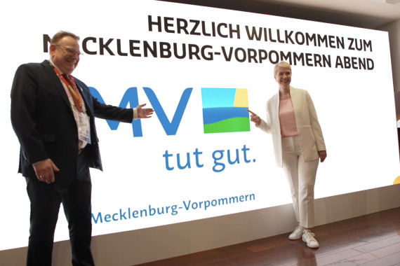 Schnittbilder vom Themenabend, bei dem u.a. Manuela Schwesig, Ministerpräsidentin von Mecklenburg-Vorpommern, zu Gast war.