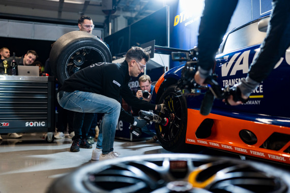 DTM-Pilot Sheldon van der Linde zeigte sein Talent beim Reifenwechsel