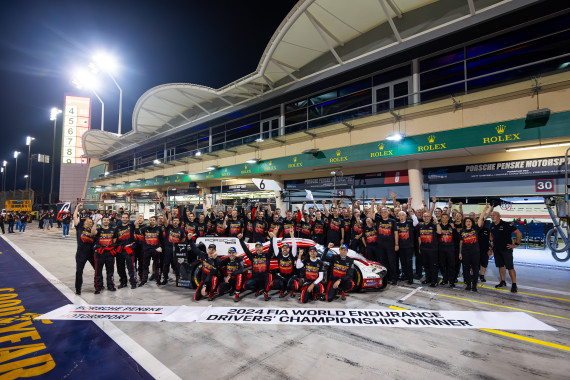 Porsche-Team um André Lotterer feiert den Sieg der Fahrer-WM