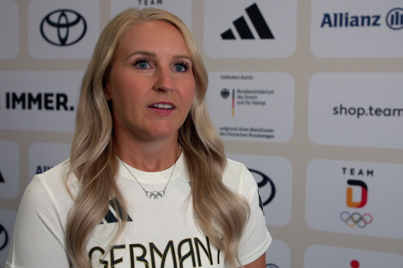 Im Interview spricht Bogenschützin Katharina Bauer über die Einkleidung und ihre Gefühlslage vor den Olympischen Spielen 2024 in Paris.