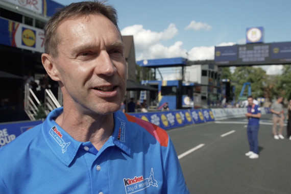 Im Interview spricht Jens Voigt, zweimaliger Etappensieger der Tour de France und heutiger Radsport-Experte, u.a. über die Bedeutung der kinder Joy of Moving mini tour sowie seine Einschätzung zur Deutschland Tour 2024.