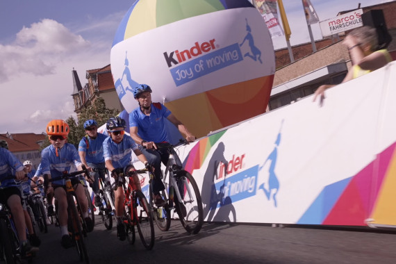 Zum Start der Deutschland Tour 2024 hat die kinder Joy of Moving mini tour Halt in Schweinfurt gemacht. Bevor es für die Profis auf den knapp drei Kilometer langen Prolog ging, durften zahlreiche Kinder gemeinsam mit Radsport-Legende Jens Voigt auf die Strecke.