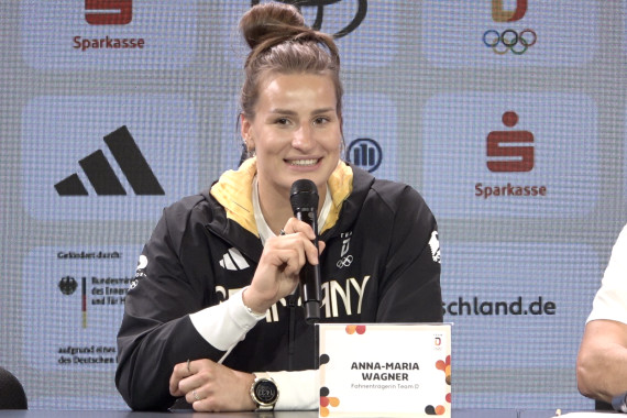 Anna-Maria Wagner spricht auf der Pressekonferenz u.a. über ihre Erwartungen an Olympia 2024 und die Besonderheit der Spiele in Paris.