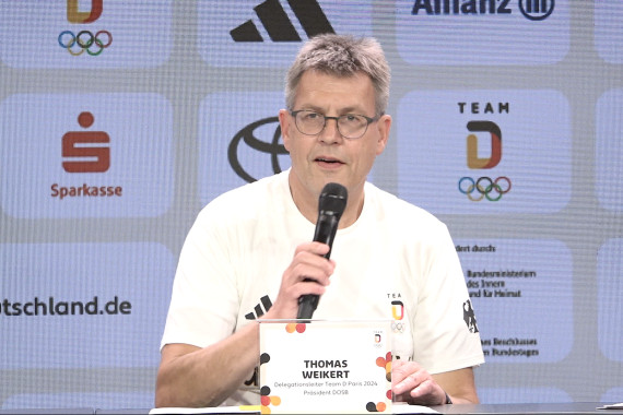 Während der ersten Pressekonferenz im Deutschen Haus in Paris spricht DOSB-Präsident Thomas Weikert, u.a. über seine Erwartungen an die Spiele in Paris und die Bewerbung für Olympia 2040.