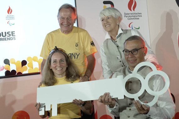 Bei der symbolischen Schlüsselübergabe waren u.a. DBS-Präsident Friedhelm Julius Beucher und die zweimalige Paralympics-Siegerin Annika Zeyen-Giles zu Gast.