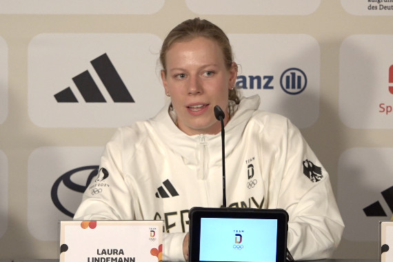 Im Rahmen der Pressekonferenz spricht Laura Lindemann u.a. über ihren Wunsch, durch ihren Olympiasieg weitere Menschen für den Triathlon begeistern zu können und über den Aufwand, den sie täglich in ihre Vorbereitung steckt.