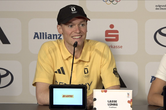 Im Rahmen der Pressekonferenz spricht Lasse Lührs u.a. über die besondere Atmosphäre während des Wettkampfes sowie seine Wünsche für die Zukunft hinsichtlich des Triathlons.