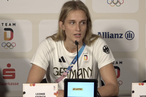 Im Rahmen der Pressekonferenz spricht die Basketball-Nationalspielerin Leonie Fiebich u.a. darüber, wie sie und ihr Team die Niederlage gegen Frankreich verkraftet und über die Unterschiede zwischen dem amerikanischen und europäischen Basketball.