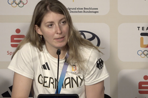 Im Rahmen der Pressekonferenz spricht die Basketball-Nationalspielerin Luisa Geiselsöder u.a. darüber, welche sportlichen Erwartungen sie und ihr Team im Vorfeld an die olympischen Wettkämpfe hatten und welche Ziele sich das Team für die Zukunft gesetzt hat.