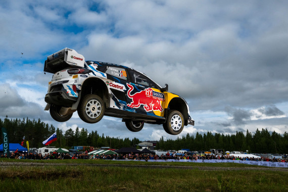 Im Ford Puma Rally 1 Hybrid bläst das französische Gespann Adrien Fourmaux und Alexandre Coria zum Angriff auf den Sieg bei der Central European Rally