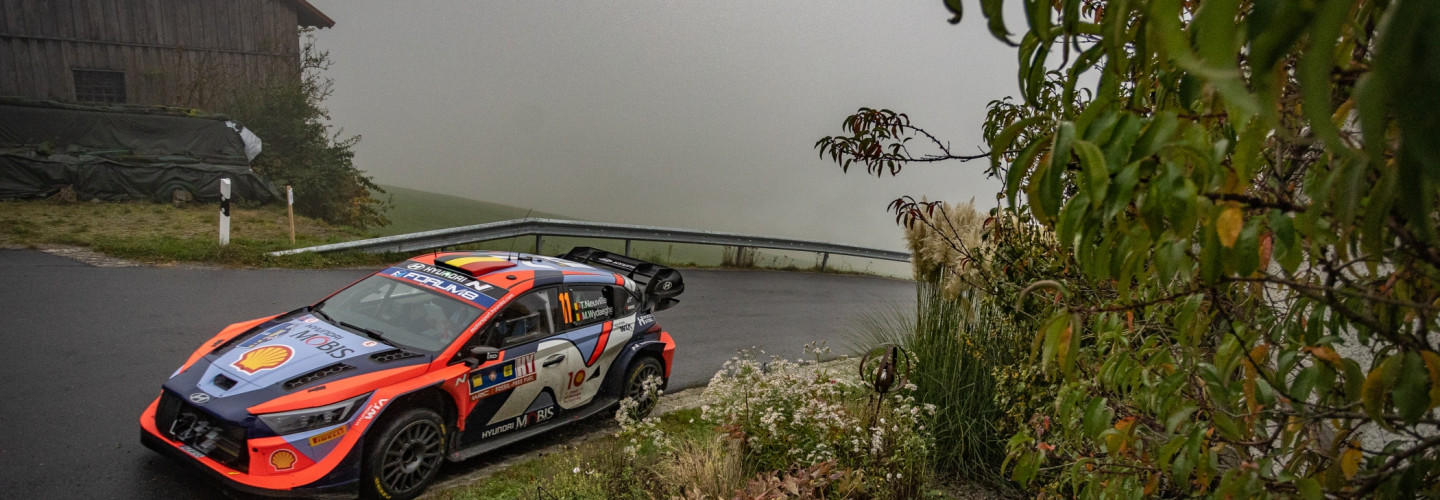 Auf den am Morgen noch feuchten Pisten gerieten mehrere Piloten neben die Strecke – darunter auch Thierry Neuville (Hyundai), der nach einem Ausritt die Führung einbüßte