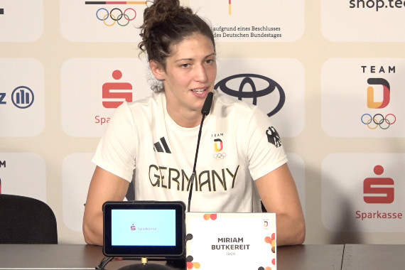 Im Rahmen der täglichen Pressekonferenz spricht die Judoka und Silbermedaillengewinnerin Miriam Butkereit u.a. darüber, wie sie trotz einer Verletzung im Knie die Silbermedaille gewinnen konnte und darüber, inwiefern Verletzungen zum Judo dazugehören.