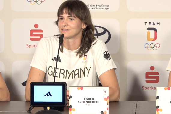 Im Rahmen der täglichen Pressekonferenz im Deutschen Haus spricht die Bronze-Ruderin Tabea Schendekehl u.a. wie sie auf den Dokumentationfilm blickt, der über sie und ihr Team während der Olympiavorbereitung gedreht wurde und darüber, wie sie den Moment wahrgenommen hat, als sie für den Medal Walk im Deutschen Haus aufgelaufen ist.