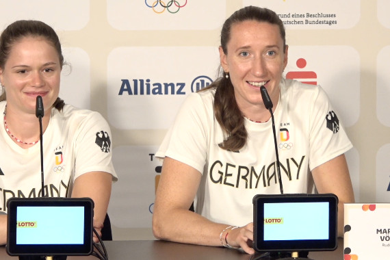 Im Rahmen der täglichen Pressekonferenz im Deutschen Haus sprechen die Bronze-Ruderinnen Leonie Menzel und Maren Tölz u.a. über den Leistungsdruck, den das traditionsreiche Viererboot der Damen mit sich bringt und über die Erleichterung der gewonnenen Bronzemedaille.