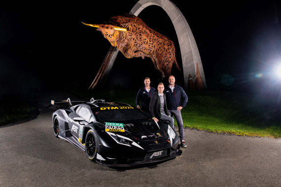 Martin Tomczyk, Rouven Mohr und Thomas Biermaier (v.l.) mit dem Lamborghini Huracán GT3 Evo2