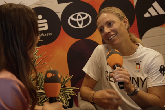 Schnittbilder des Besuchs von Angelique Kerber und Andrea Petkovic im Deutschen Haus.