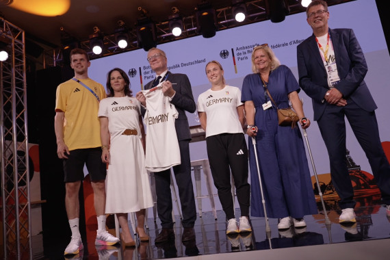 Im Rahmen des Athletenempfangs des Botschafters im Deutschen Haus waren Bundesinnenministerin Nancy Faeser sowie -außenministerin Annalena Baerbock, die auch die Fan Zone besuchte, zu Gast.