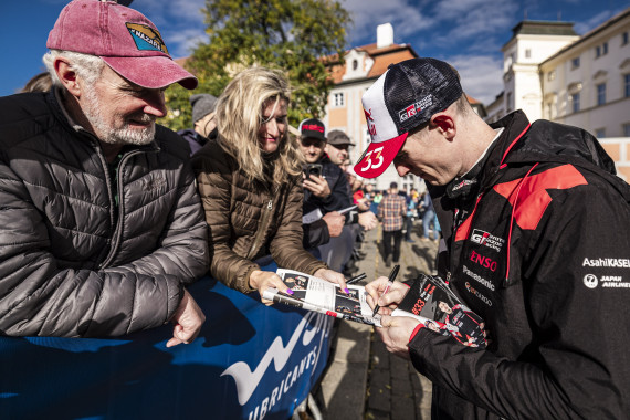 In der WRC gibt es immer wieder Gelegenheiten, den Stars hautnah zu begegnen – so etwa beim Start in Prag, bei der Siegerehrung in Passau oder in den Serviceparks von Klatovy (Donnerstag) und Bad Griesbach (Freitag bis Sonntag