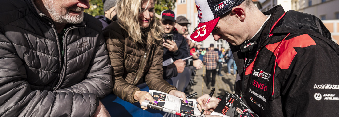 In der WRC gibt es immer wieder Gelegenheiten, den Stars hautnah zu begegnen – so etwa beim Start in Prag, bei der Siegerehrung in Passau oder in den Serviceparks von Klatovy (Donnerstag) und Bad Griesbach (Freitag bis Sonntag