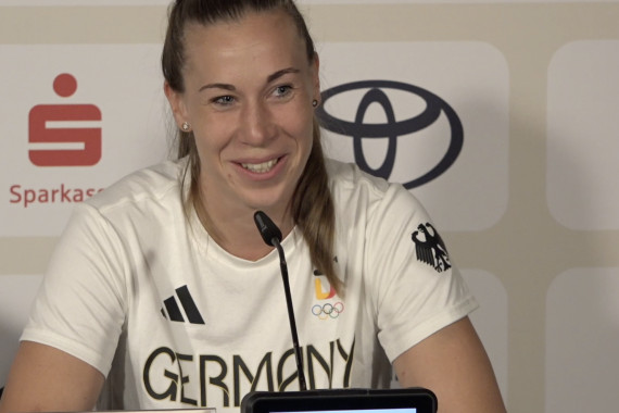 Im Rahmen der Pressekonferenz spricht die Olympiasiegerin im 3x3-Basketball Svenja Brunckhorst u.a. über die Bedeutung ihres Triumphs und ihre Entscheidung, vom Hallen-Basketball zum 3x3 zu wechseln.