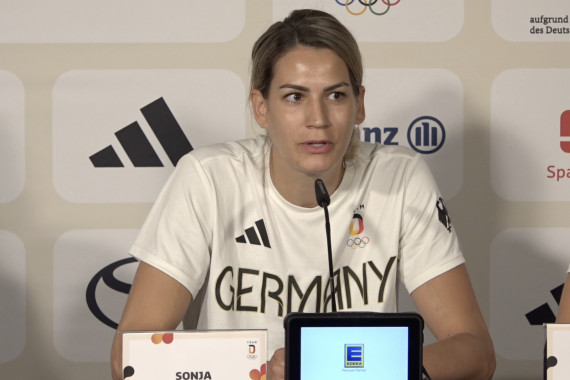 Im Rahmen der Pressekonferenz spricht die Olympiasiegerin im 3x3-Basketball Sonja Greinacher u.a. über die Bedeutung ihres Triumphs für Basketball-Deutschland und vergleicht die Hallendisziplin mit 3x3.