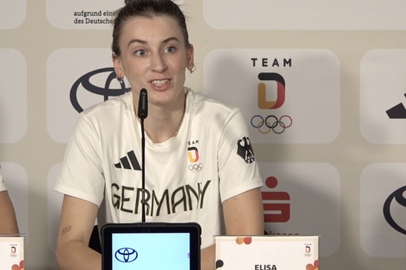 Im Rahmen der Pressekonferenz spricht Olympiasiegerin im 3x3-Basketball Elisa Mevius u.a. über die Bedeutung ihres Trainers und darüber, inwiefern 3x3 Gemeinsamkeiten mit Straßenbasketball hat.