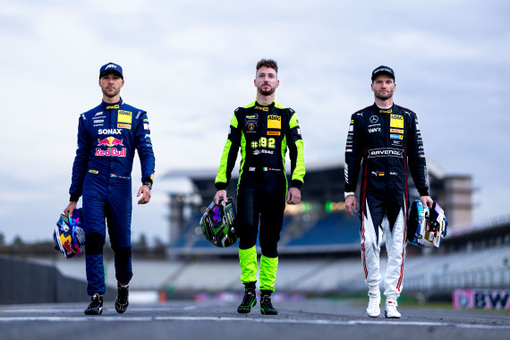 Ein Trio kämpft um die DTM-Meistertrophäe- Kelvin van der Linde, Mirko Bortolotti und Maro Engel