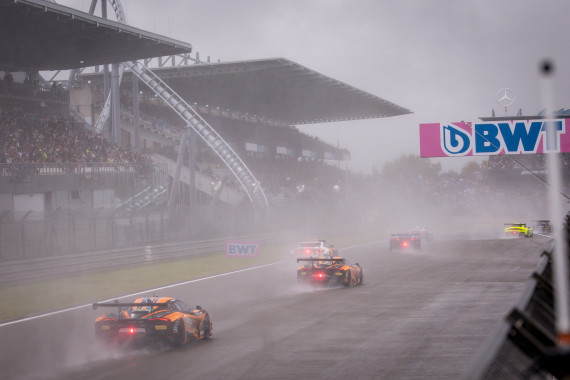 Zahlreiche Fans erlebten auf dem Nürburgring ein packendes Regenrennen