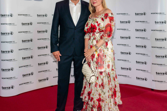 Turnierdirektor Ralf Weber und Ehefrau Irina posieren auf dem roten Teppich für die Fotografen