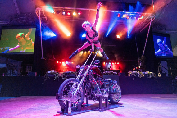 Das GOP-Varieté-Theater Bad Oeynhausen begeistert unter anderem mit spektakulärer Motorrad-Akrobatik