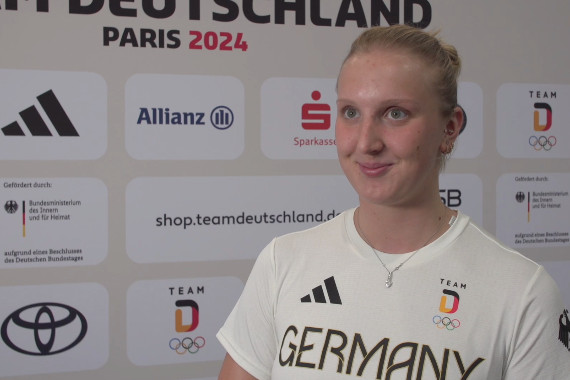 Im Interview spricht Schwimmerin Leonie Märtens u.a. darüber, wie besonders es ist, mit ihrem Bruder zu den Olympischen Spielen zu reisen und darüber, was es ihr bedeutet für Team Deutschland anzutreten.