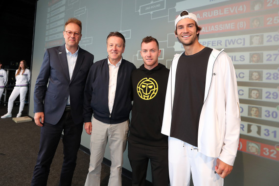 An der Auslosung zum Hauptfeld der 31. TERRA WORTMANN OPEN nahmen teil (v.l.n.r.): ATP-Supervisor Roland Herfel, Turnierdirektor Ralf Weber, Dominik Koepfer und Henri Squire.
