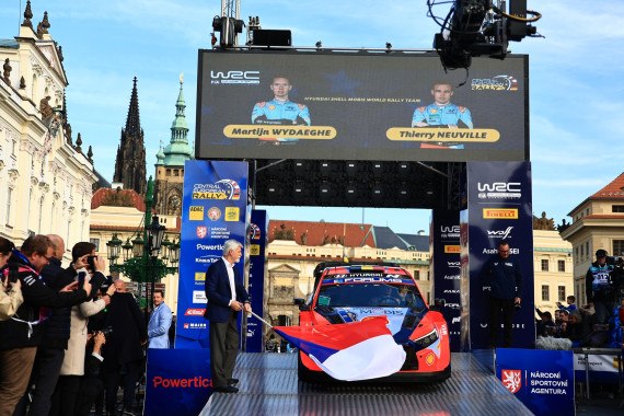 Der tschechische Staatspräsident Petr Pavel gab vor der Kulisse des Präsidentenpalastes auf dem Hradchin das Startsignal für die zweite Auflage der Central European Rally