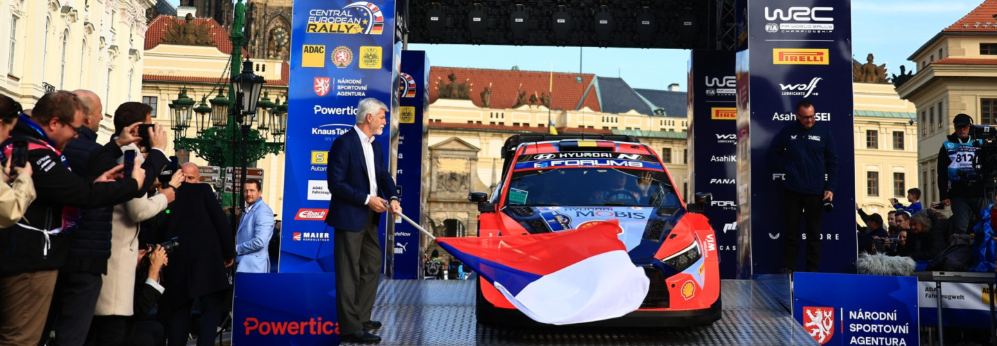 Der tschechische Staatspräsident Petr Pavel gab vor der Kulisse des Präsidentenpalastes auf dem Hradchin das Startsignal für die zweite Auflage der Central European Rally