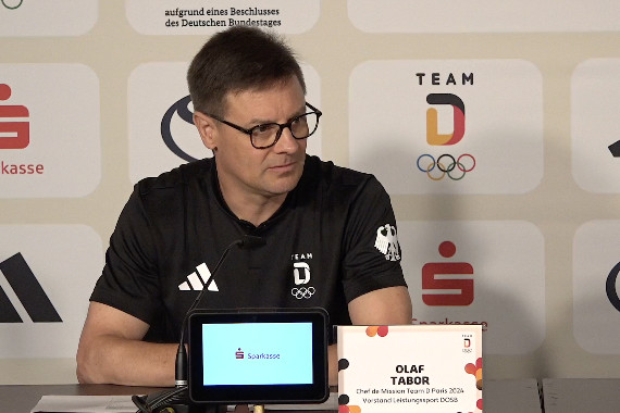 Im Rahmen der Pressekonferenz spricht Olaf Tabor, Chef de Mission, u.a. über die Sicherheitslage in Paris, die Erwartungen an die zweite Hälfte der olympischen Spiele und die deutsche Bewerbung auf Olympia 2040.