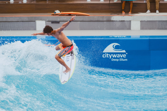 Profi-Surfer Ben Benson aus Bali führt seine spektakulären Tricks (Air Reverse) auf der citywave® Deep Ellum in Texas vor.