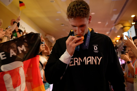 Schnittbilder vom sogenannten Medal Walk und dem anschließenden Bühnentalk mit Olympiasieger Lukas Märtens.