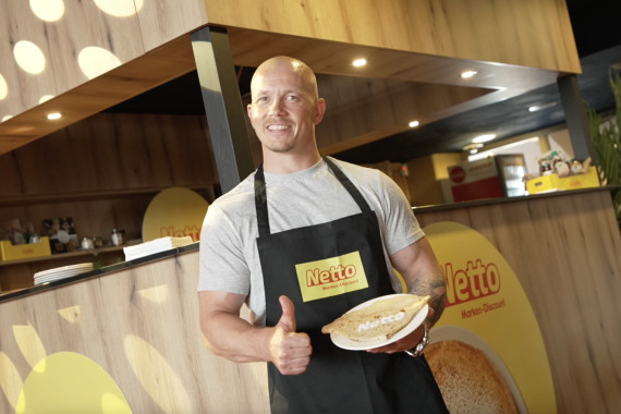 Footage: Reck-Olympiasieger Fabian Hambüchen backt Crêpes im Deutschen Haus