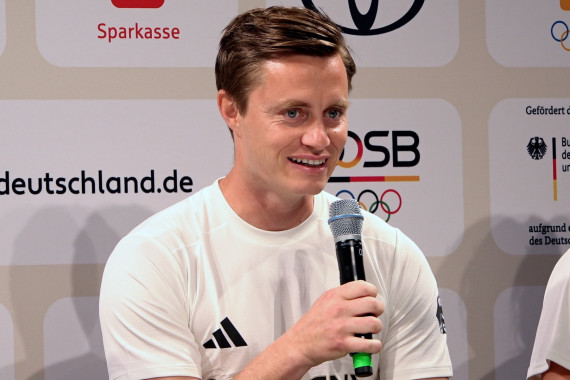 In der Pressekonferenz spricht Mats Grambusch über die Olympischen Spiele und die Ziele im Team.