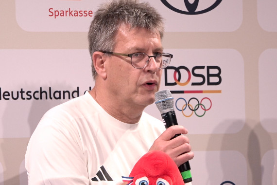 In der Pressekonferenz spricht Thomas Weikert, Präsident des DOSB, über seine Erwartungen an die Olympischen Spiele in Paris und über seine Wünsche für die Sommerspiele.