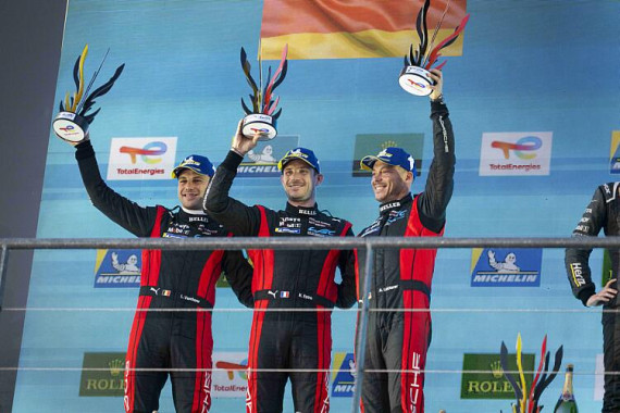 Andre Lotterer (rechts) und seine Porsche-Teamkollegen bei der Siegerehrung