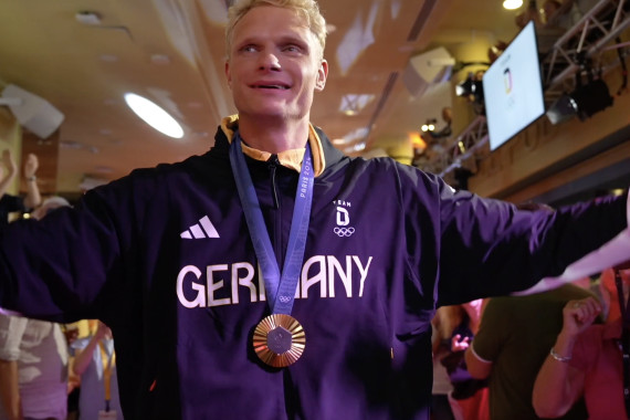 Schnittbilder vom sogenannten Medal Walk und dem anschließenden Bühnentalk mit Olympiasieger Oliver Zeidler.